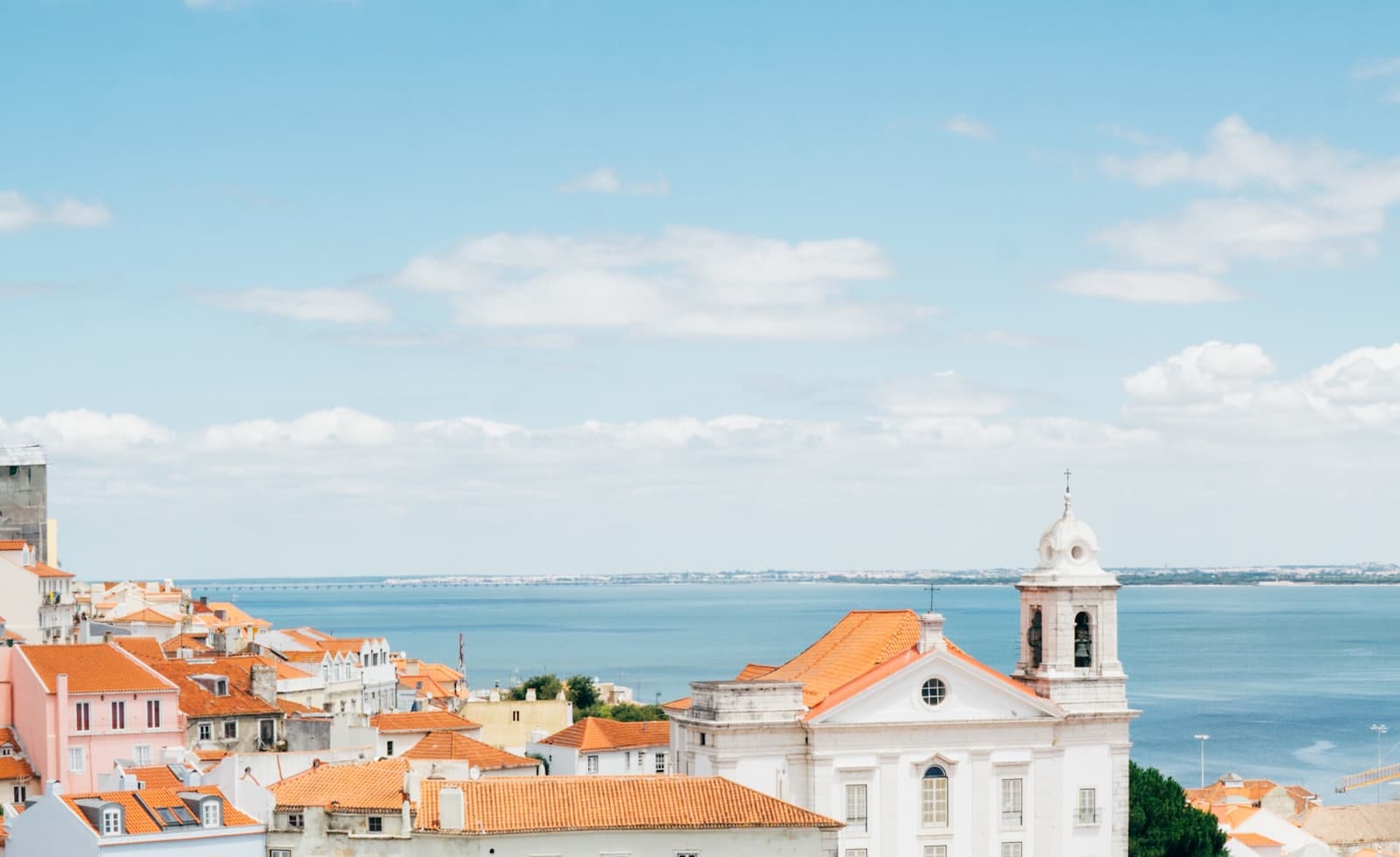 Telhados de Lisboa com o rio Tejo ao fundo